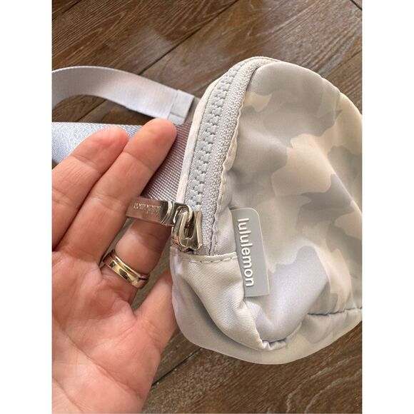 Lululemon Everywhere Belt Bag in Camo - Picture 3 of 10